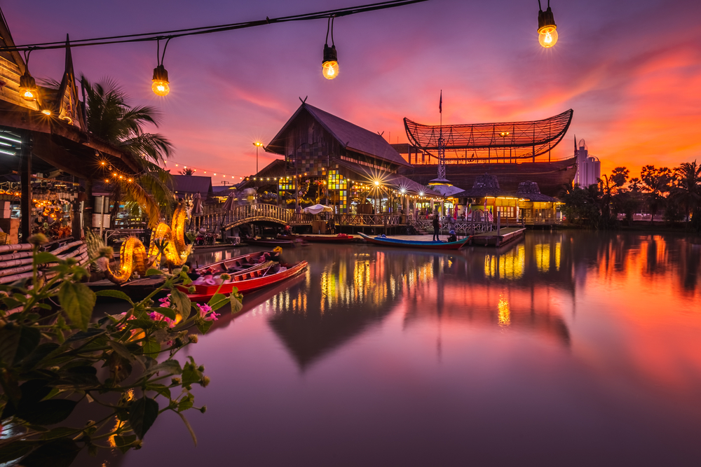 Sunset,At,Famous,Pattaya,Floating,Market,Which,Has,Traditional,Rowing