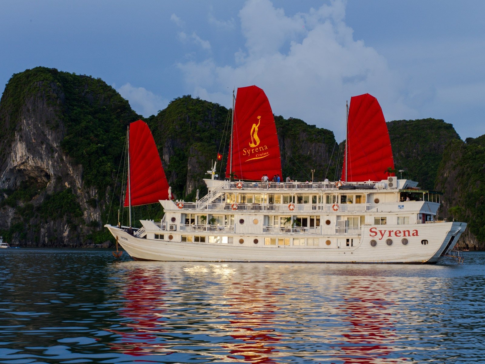 Syrena-Cruise-Halong-Bay-overvie