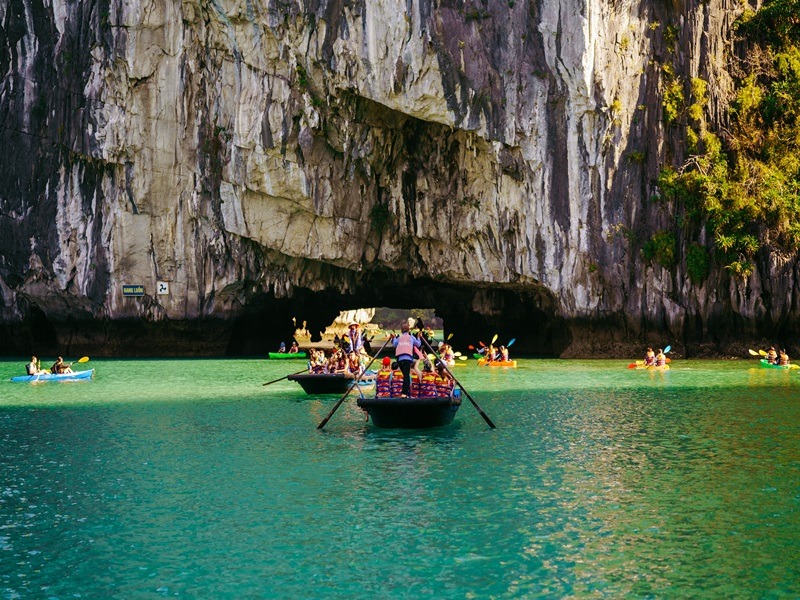 bamboo-boat-with-ha-long-1day